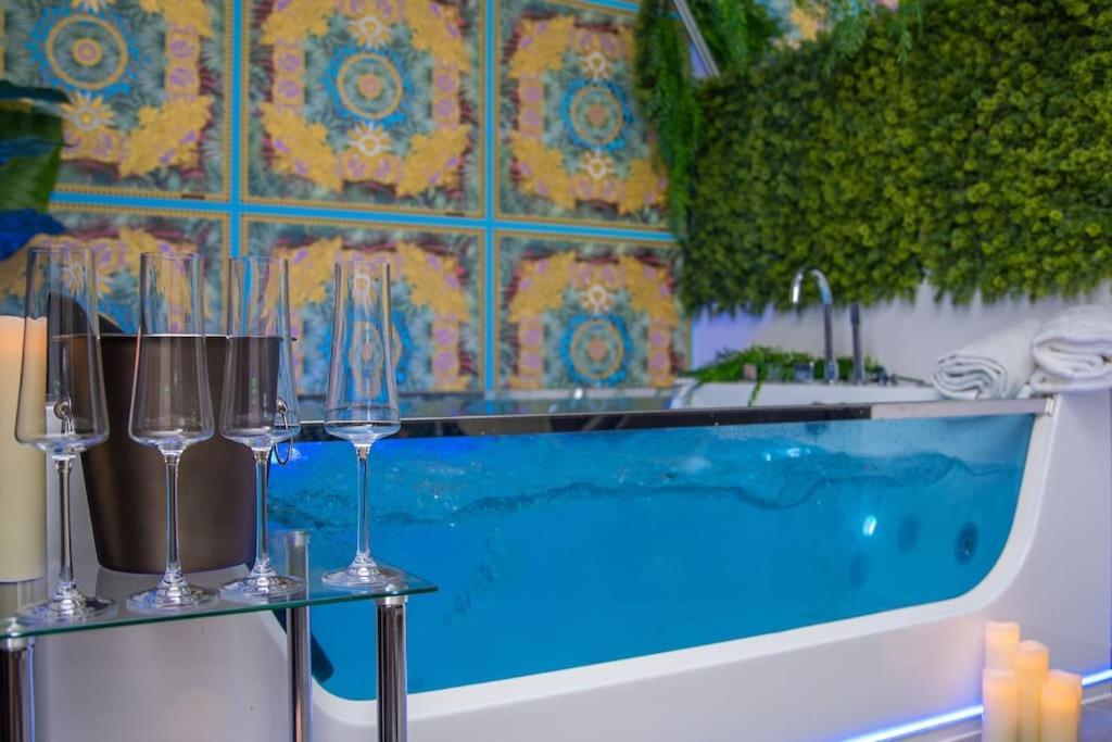Luxury Love Room Spa Whirlpool Jacuzzi Nuremberg ภายนอก รูปภาพ